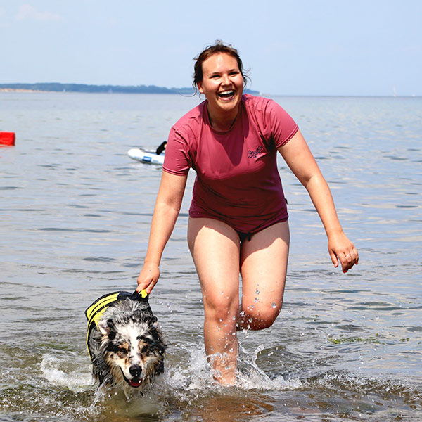 Benita mit Boje kommen nach einem Supersprung von Boje, freudig aus dem Wasser!